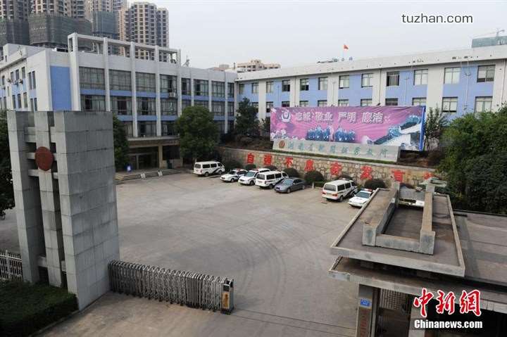 長沙市坪塘勞動教養管理所采購我公司定制生產的11KW二用一備自來水加壓泵站一套，本設備供水范圍為5公里，供水人數為3600人，目前本自來水加壓泵站運行平穩，高效節能，受到了管理所的一致好評！